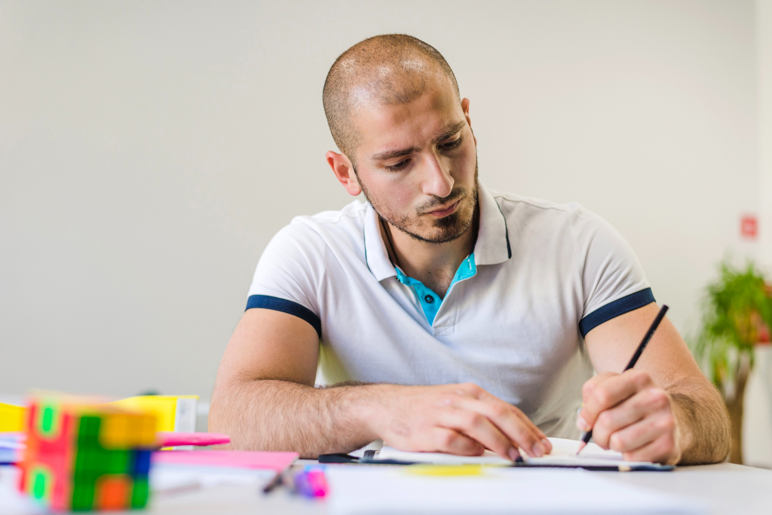 Homme concentré en formation écrite chez occi fomation, environnement d’étude lumineux dans le tarn
