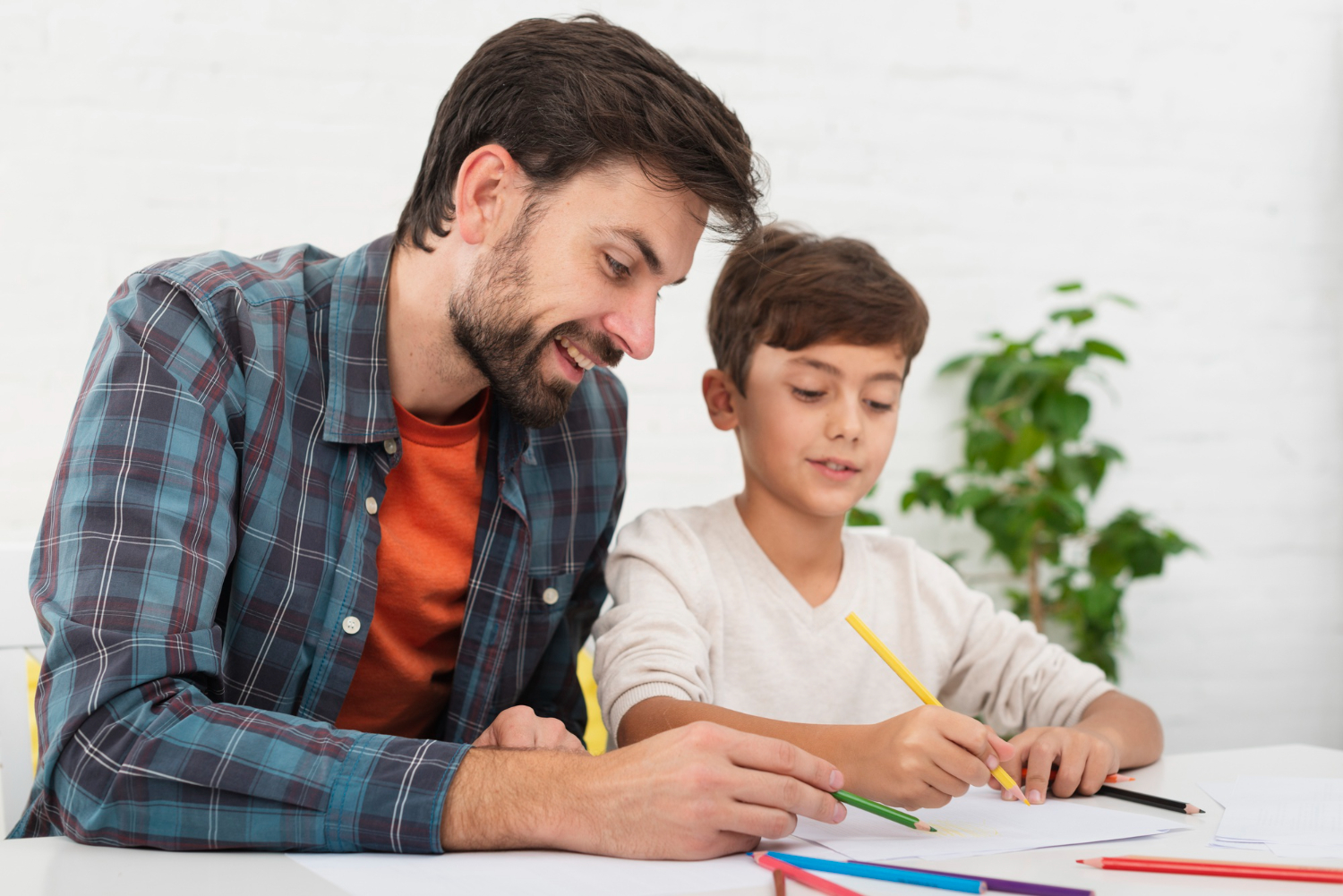 Atelier créatif parent-enfant avec crayons de couleur chez occi fomation dans le Tarn