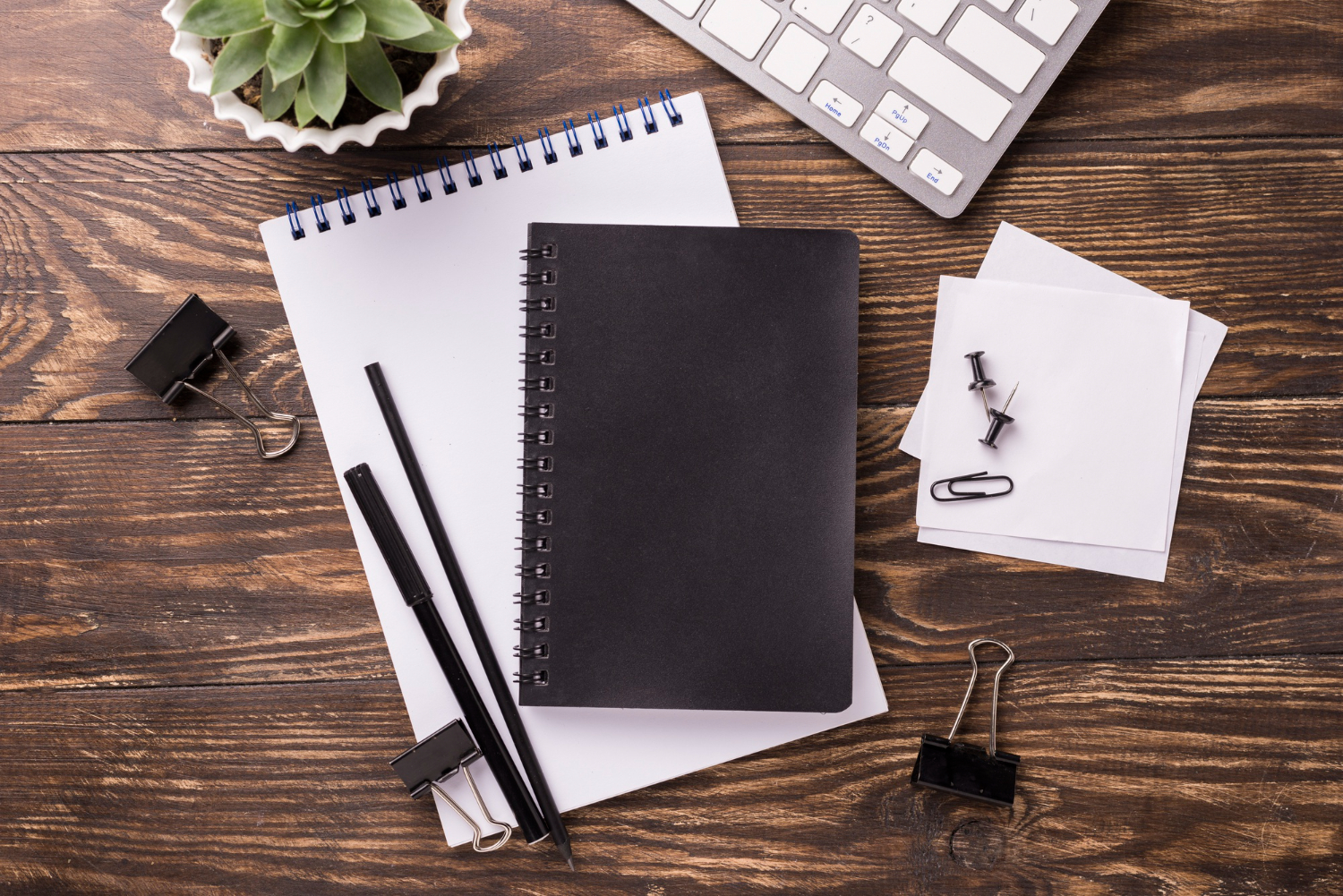 Bureau organisé avec fournitures noires et carnet spiralé chez occi fomation, ambiance de travail sereine dans le Tarn