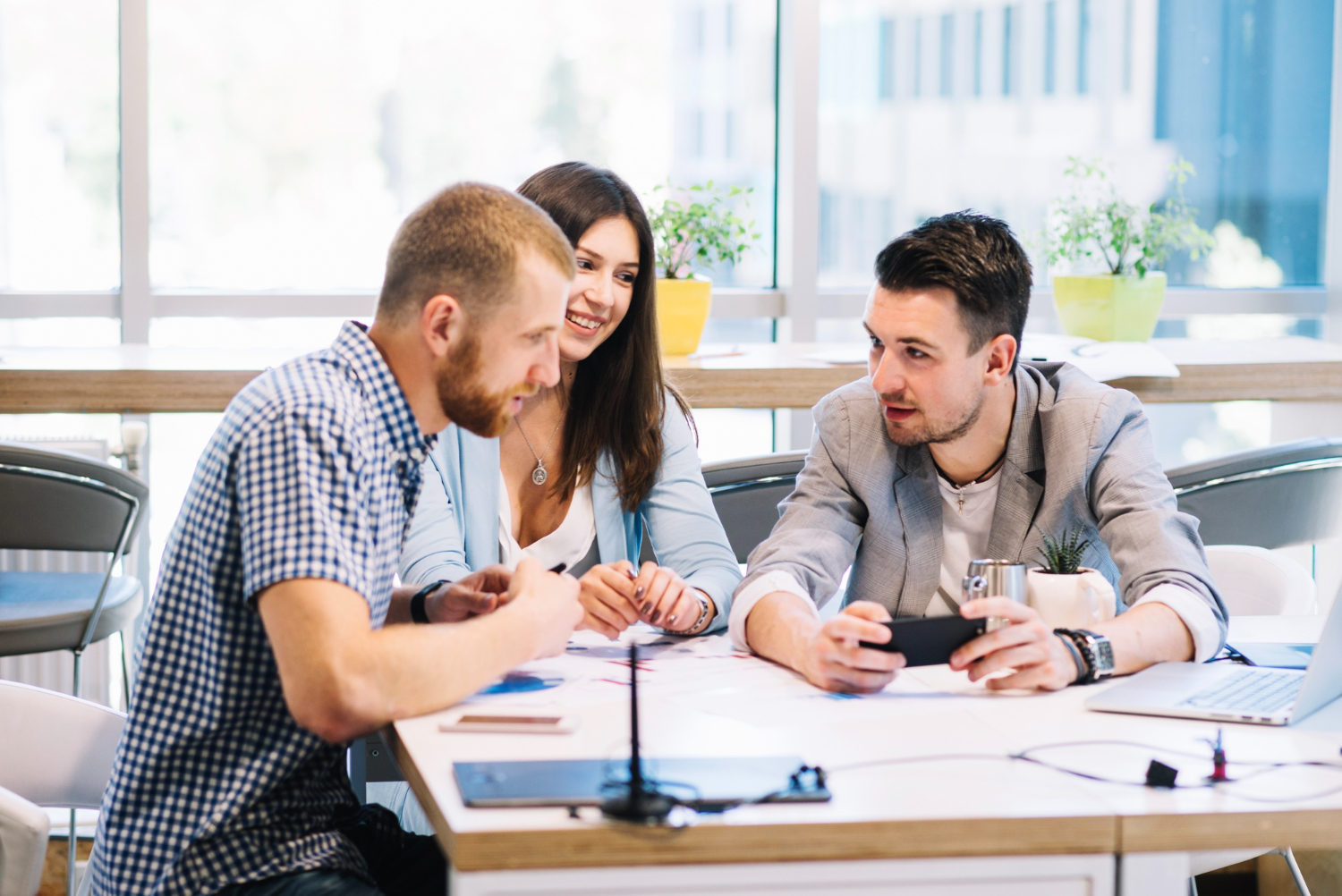 Réunion informelle de jeunes adultes en formation professionnelle chez occi fomation dans le tarn