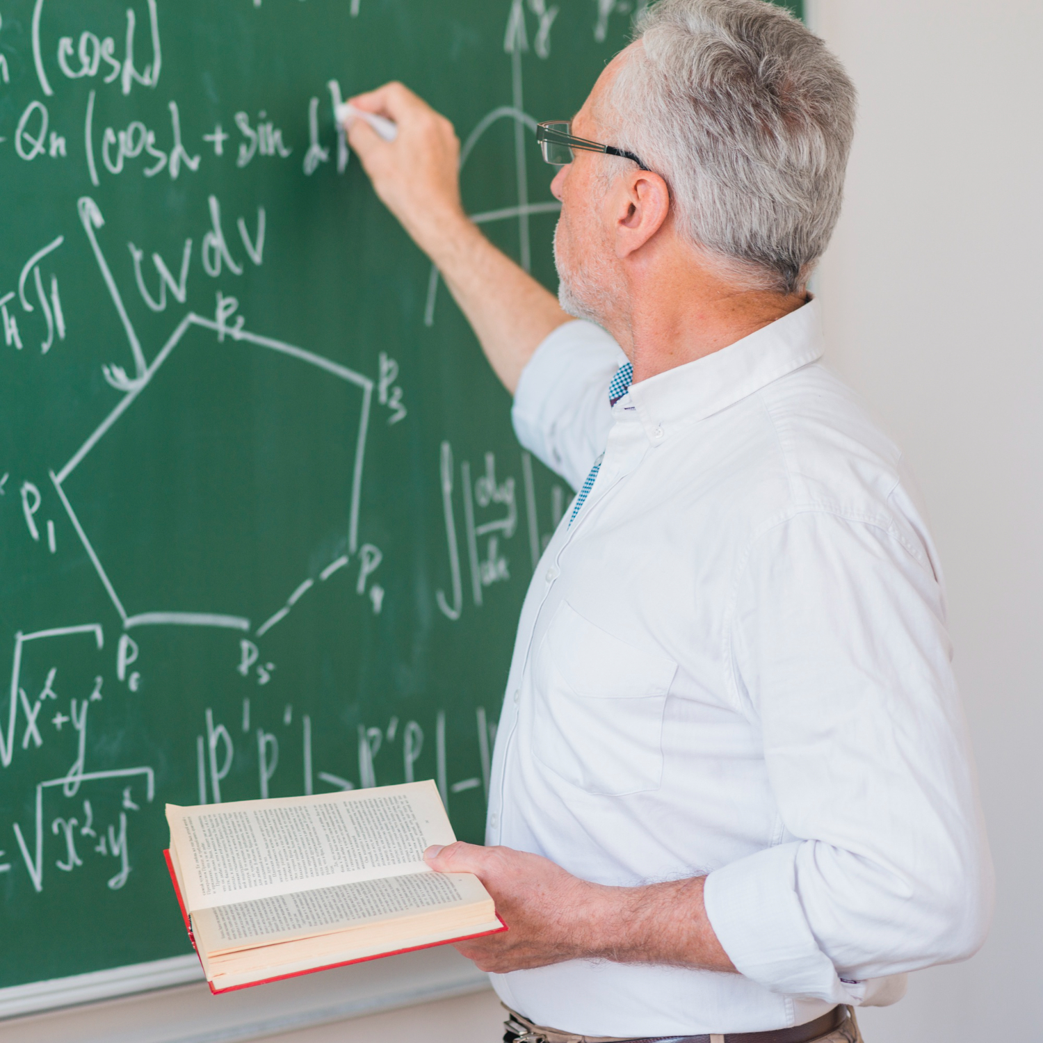 Professeur de maths écrivant au tableau chez occi fomation dans le tarn