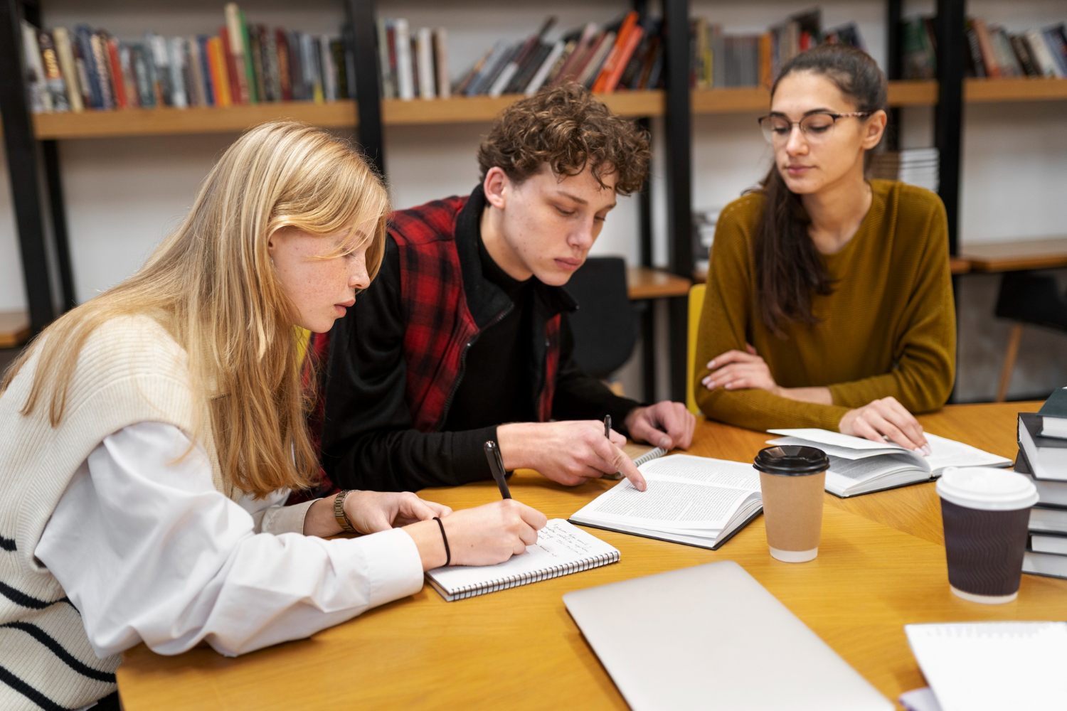 Étudiants en révision collaborative à la bibliothèque avec occi fomation dans le tarn